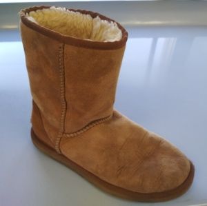 UGG CLASSIC SHORT BOOT SIZE 7 WOMEN'S